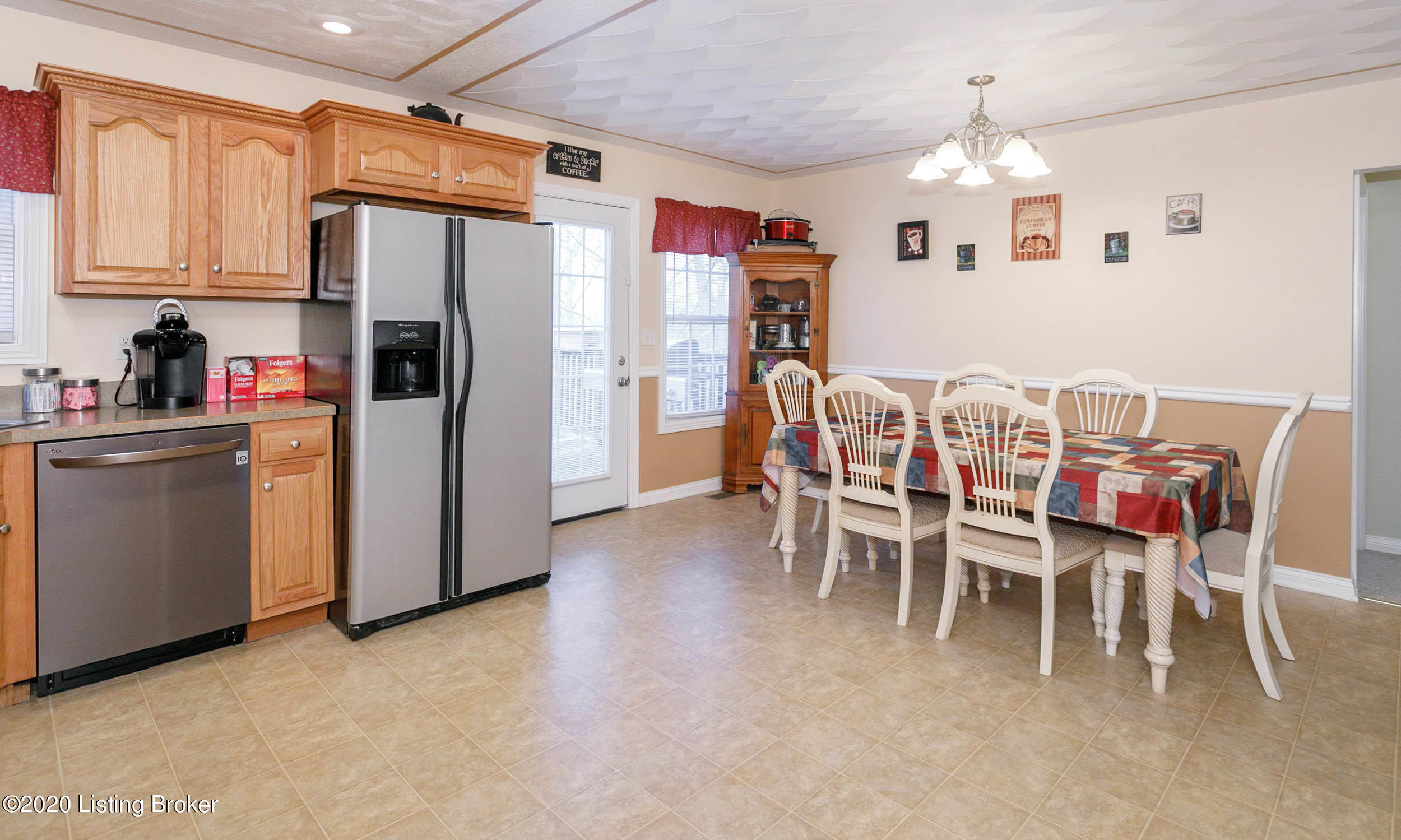 862 Rams Run Shepherdsville, KY 40165 - Photo 8 of 35 Eat-in-kitchen leading to back deck.
