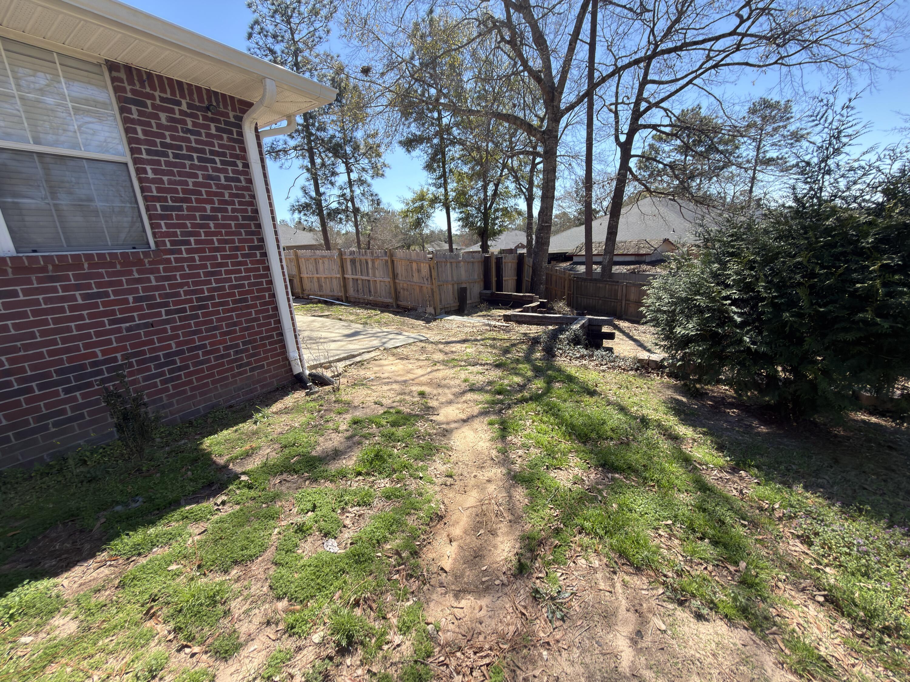 2673 Paddock Circle Crestview, FL 32536 - Photo 23 of 26 a backyard of a house