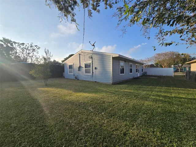 $1,799 | 107 Tarpon Avenue, Galveston, TX 77550