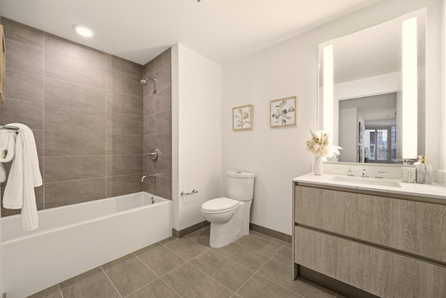 318 Main Street, Unit 6B San Francisco, CA 94105 - Photo 29 of 40 a bathroom with a sink a toilet and a bathtub