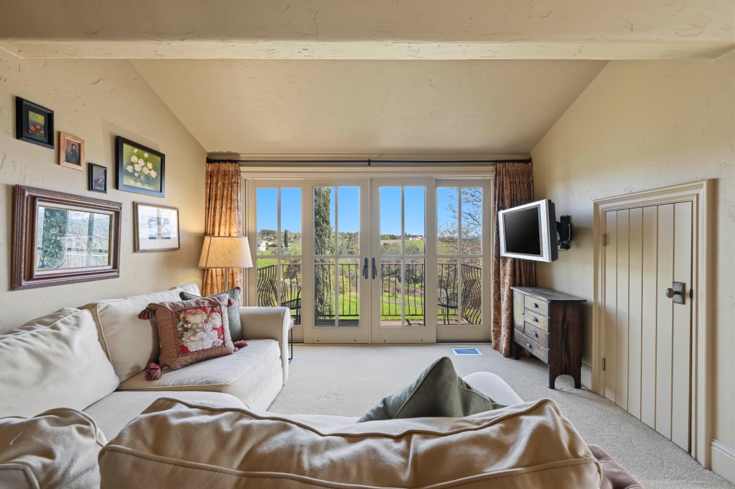 2581 Shirland Tract Road Auburn, CA 95603 - Photo 40 of 61 a living room with furniture and a flat screen tv