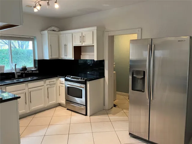 $4,595 | 5495 Southwest 68th Avenue, Miami, FL 33155