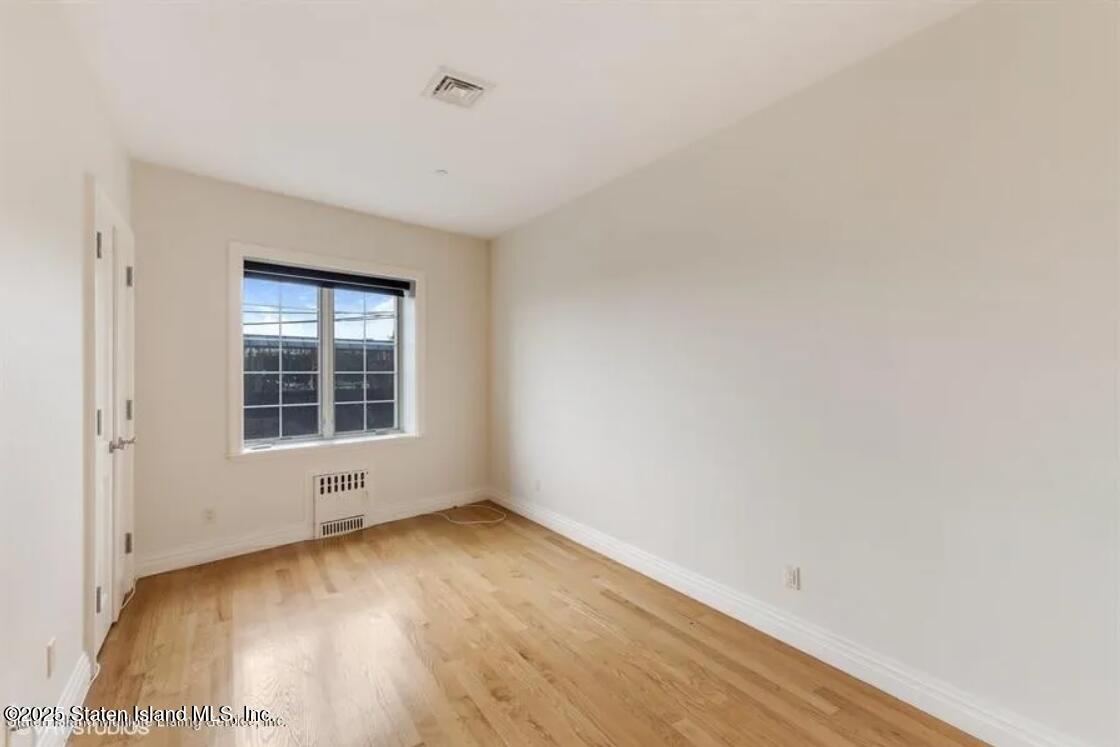 155 Bay Street, Unit 2L Staten Island, NY 10301 - Photo 28 of 32 an empty room with a window