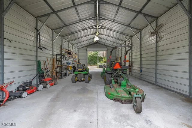 a view of entryway with a ceiling fan