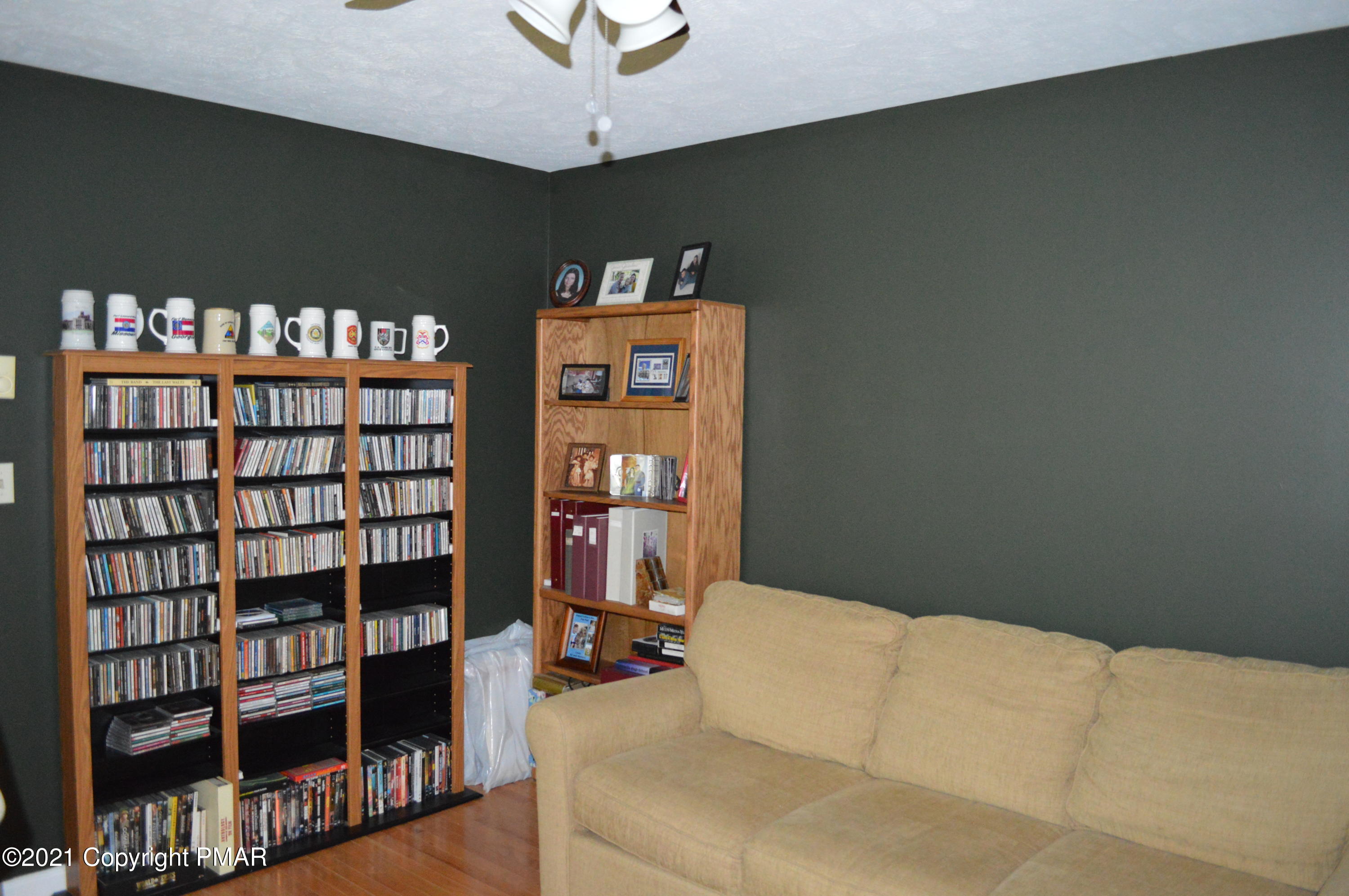 429 Timber Hill Road Henryville, PA 18332 - Photo 3 of 23 Living room2
