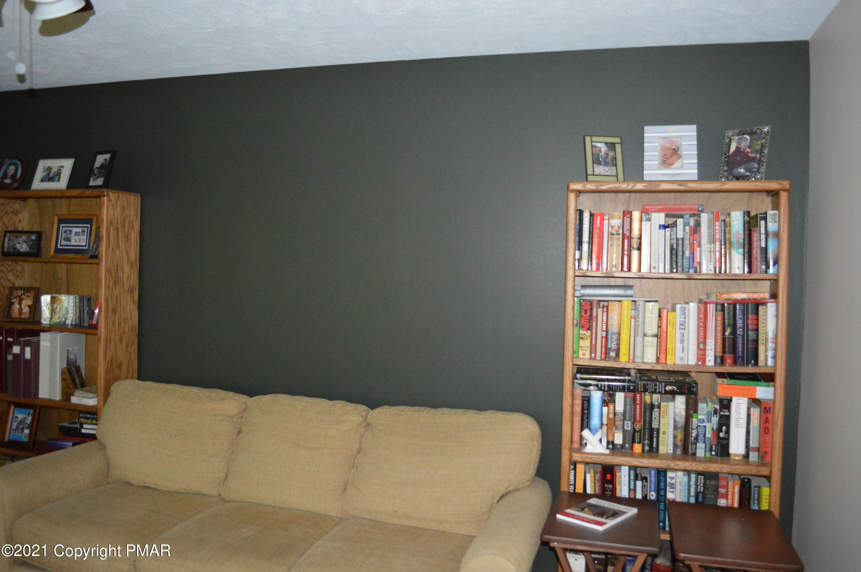 429 Timber Hill Road Henryville, PA 18332 - Photo 4 of 23 Living Room3