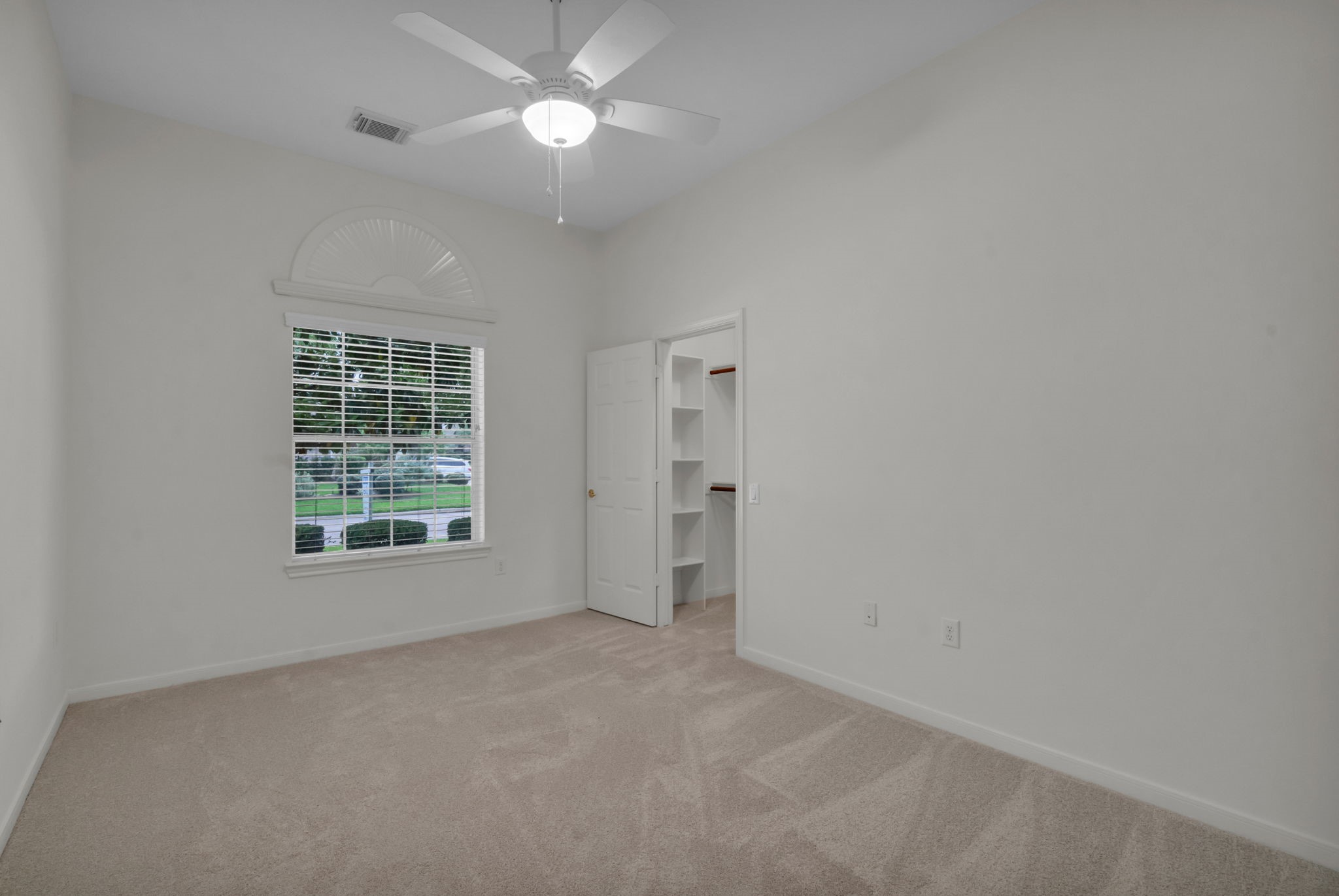 26 Paddington Way Conroe, TX 77384 - Photo 7 of 50
