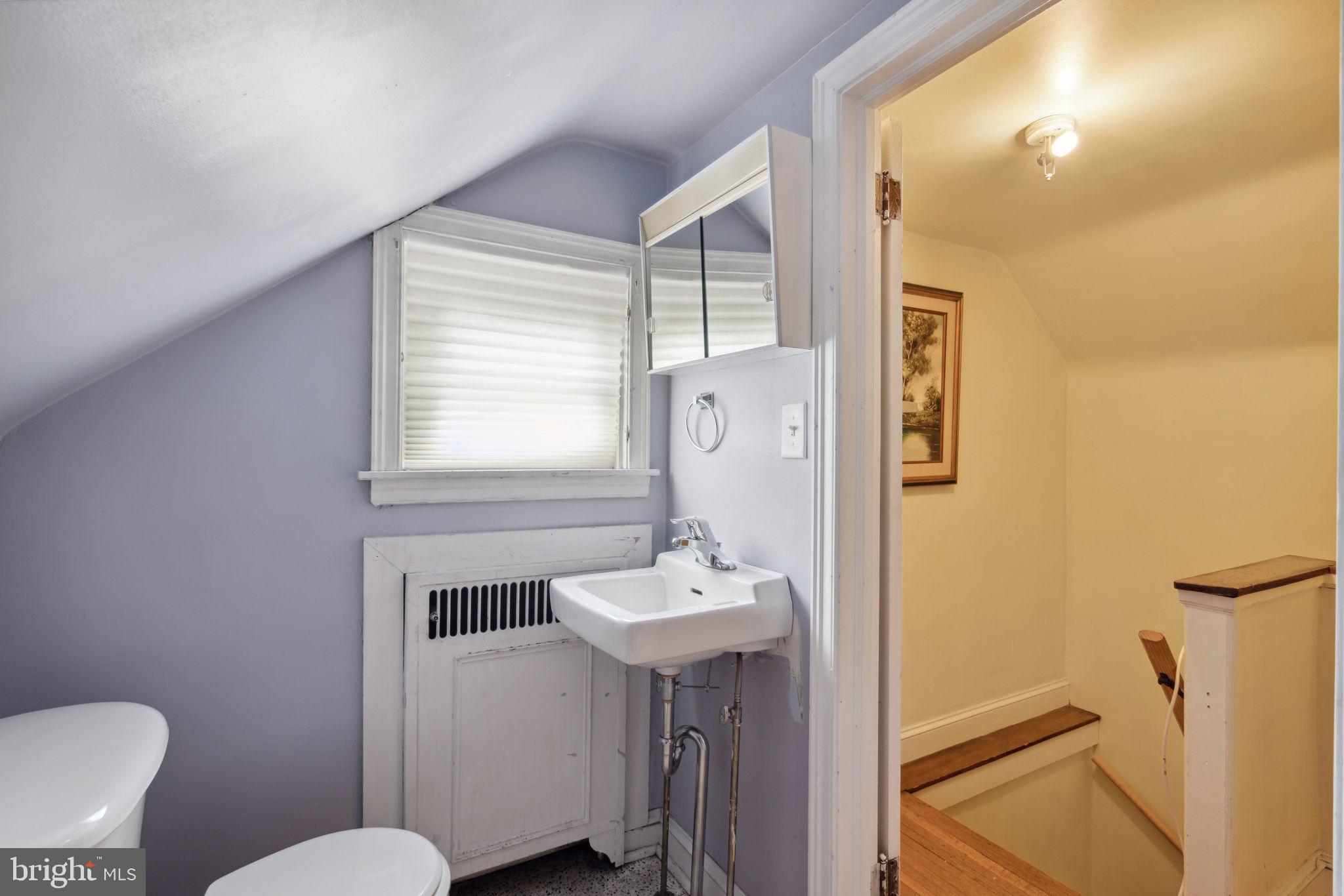 1406 Edgevale Road Wynnewood, PA 19096 - Photo 31 of 39 3rd Floor Bathroom w/ Tub