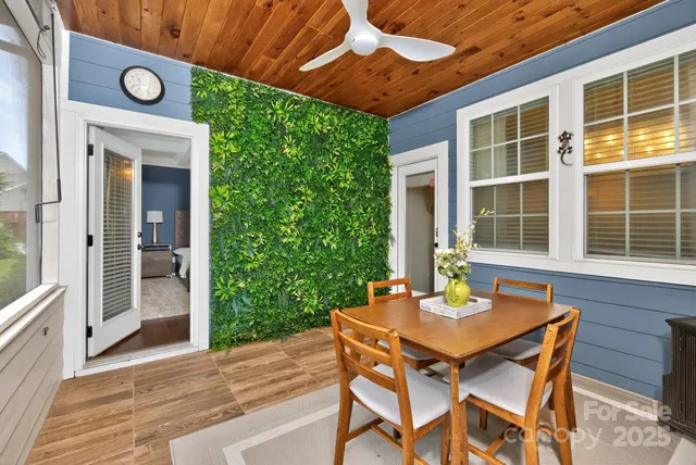 a view of a house with backyard