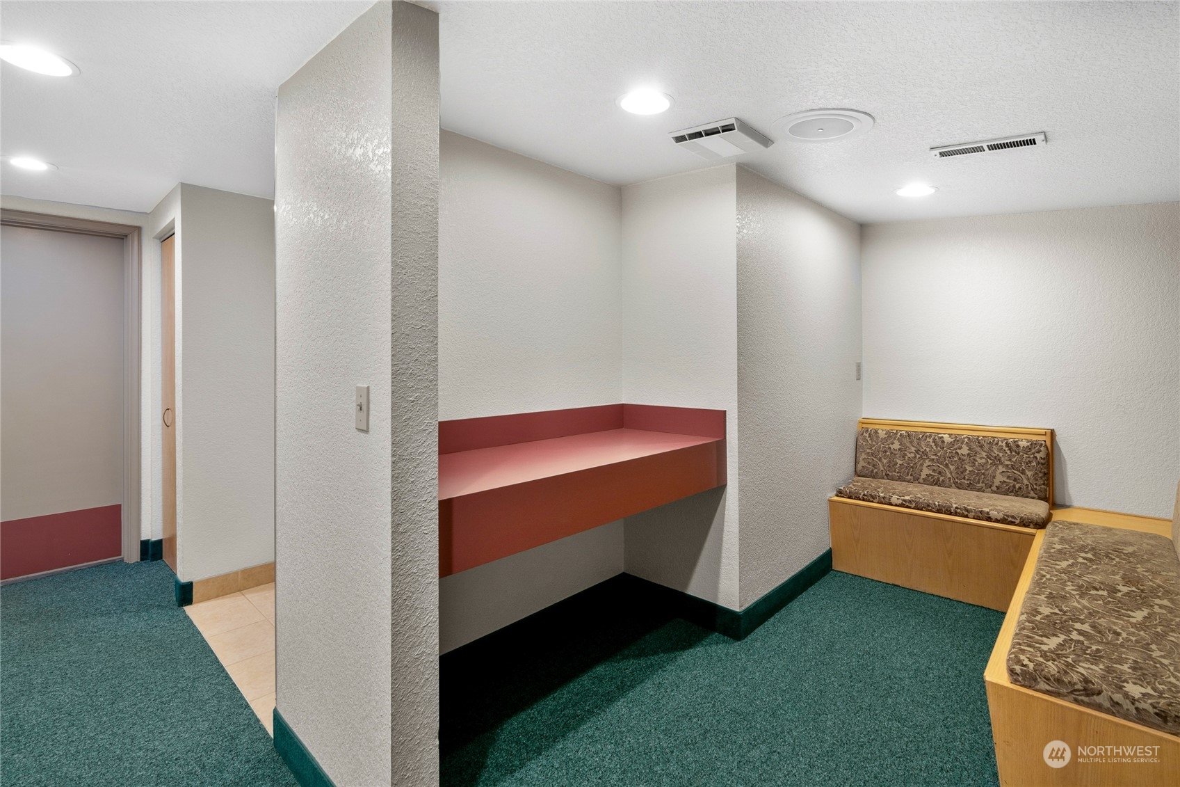 804 North State Street Tacoma, WA 98403 - Photo 24 of 36 a room with furniture and a table