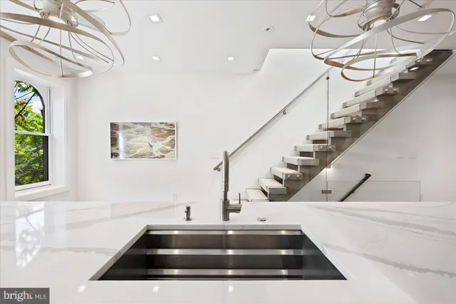 a view of entryway and kitchen