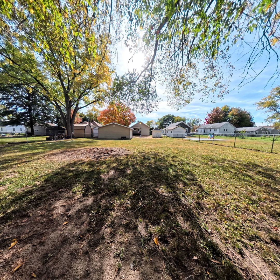 118 West 3rd Street Streator, IL 61364 - Photo 25 of 29 a view of a large trees with lots of trees