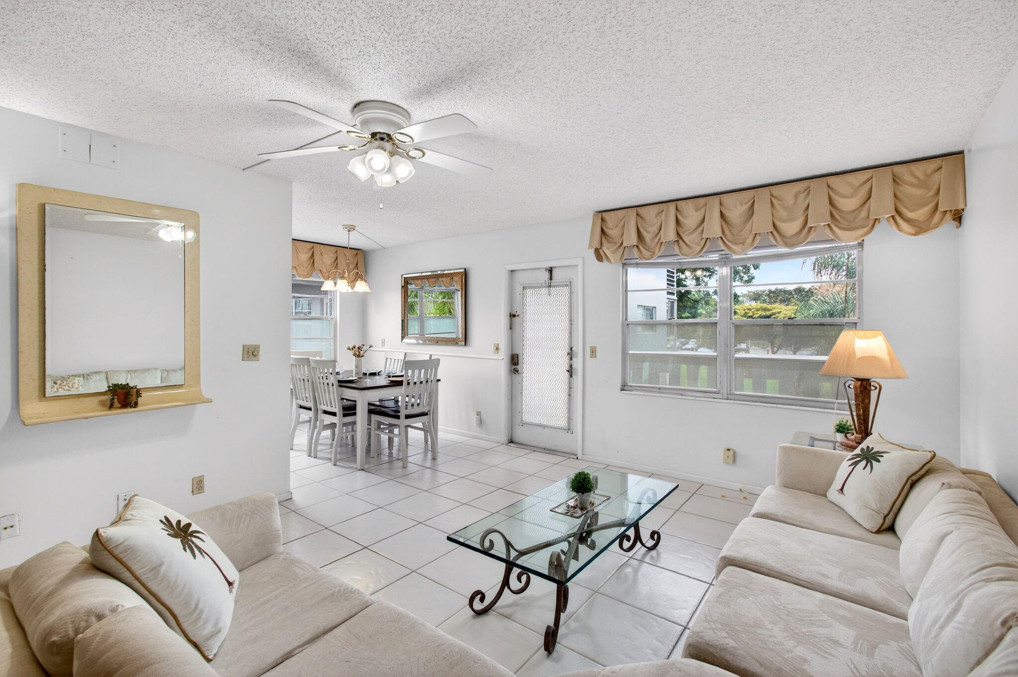 19 Suffolk A Boca Raton, FL 33434 - Photo 5 of 20 Entry/Living Room