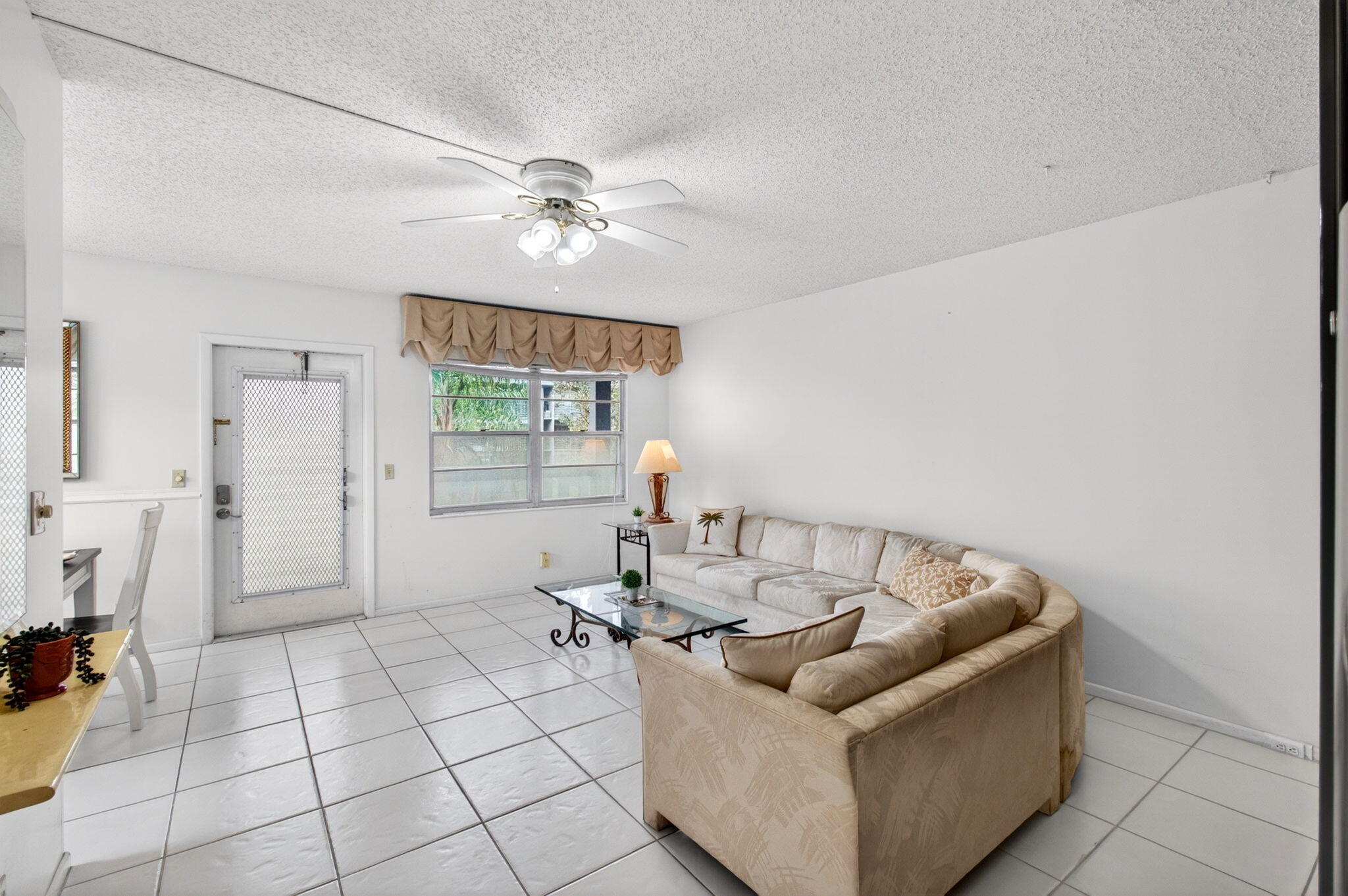 19 Suffolk A Boca Raton, FL 33434 - Photo 6 of 20 Living Room