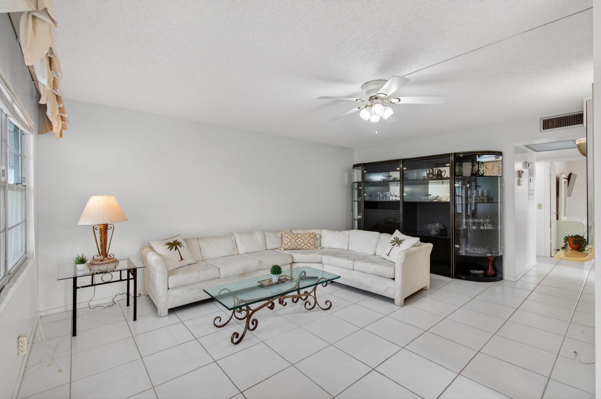 19 Suffolk A Boca Raton, FL 33434 - Photo 7 of 20 Living Room