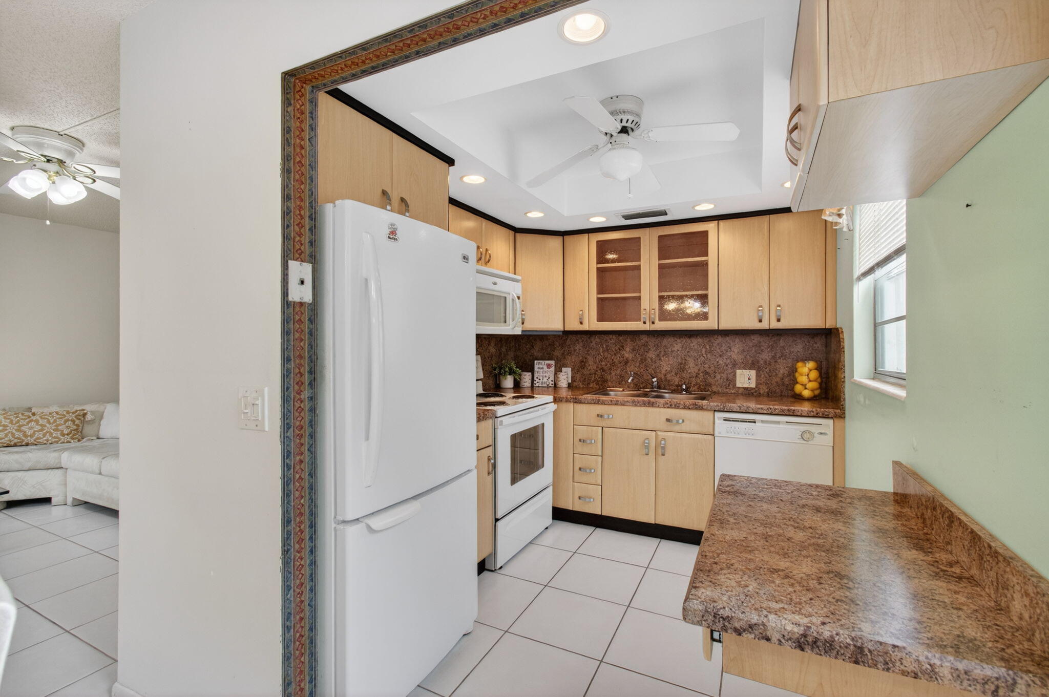 19 Suffolk A Boca Raton, FL 33434 - Photo 10 of 20 Kitchen