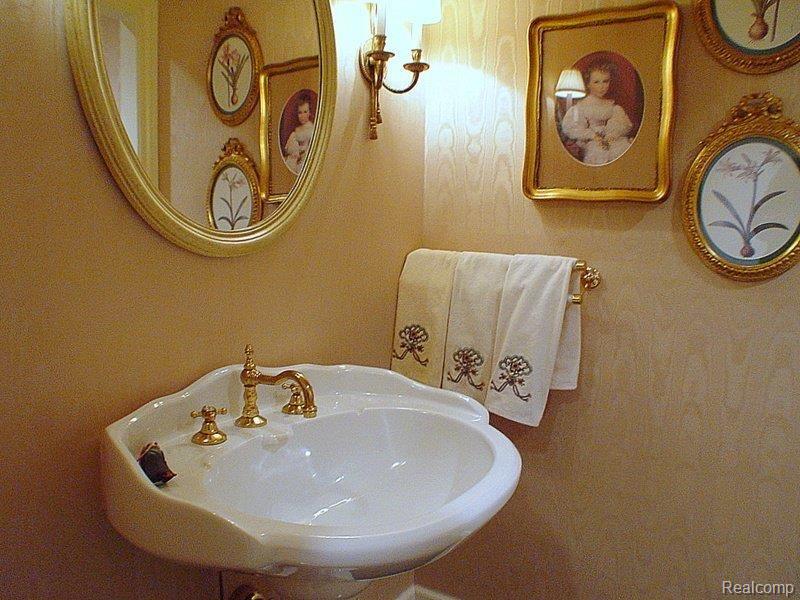 5865 Lahser Road Bloomfield Hills, MI 48301 - Photo 15 of 24 Powder Room