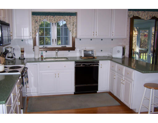 10 Oriole Road Medfield, MA 02052 - Photo 8 of 13 Gallery Image 8