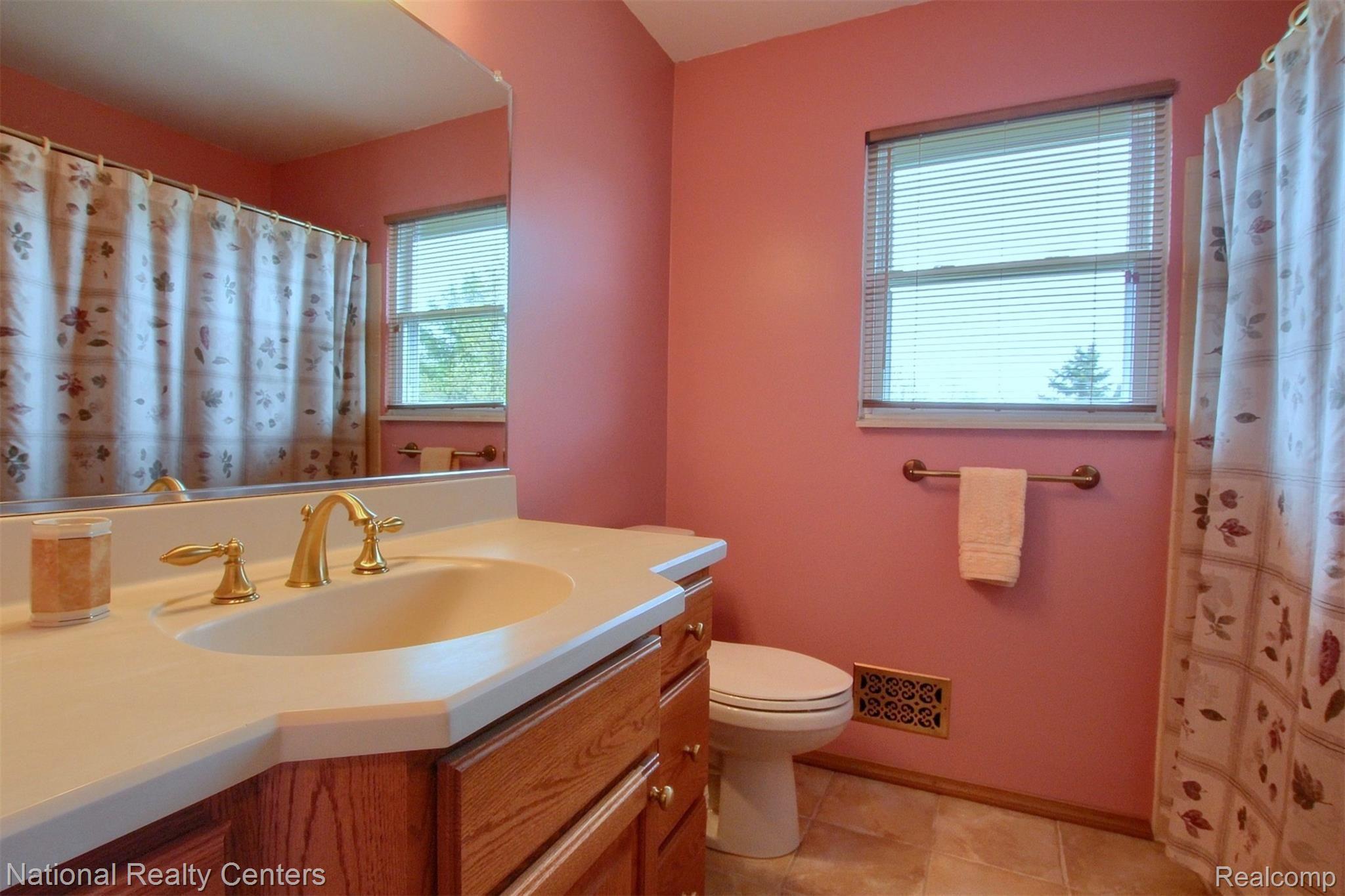 24540 Park Ridge Court Novi, MI 48375 - Photo 20 of 27 21-Bathroom.jpg