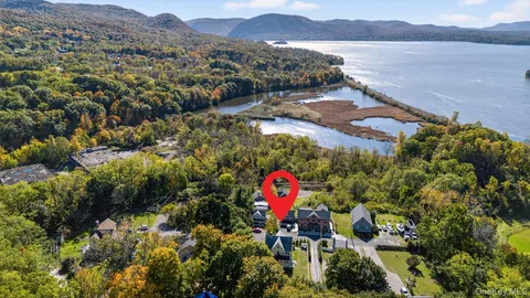 a picture of a room with a floor plan