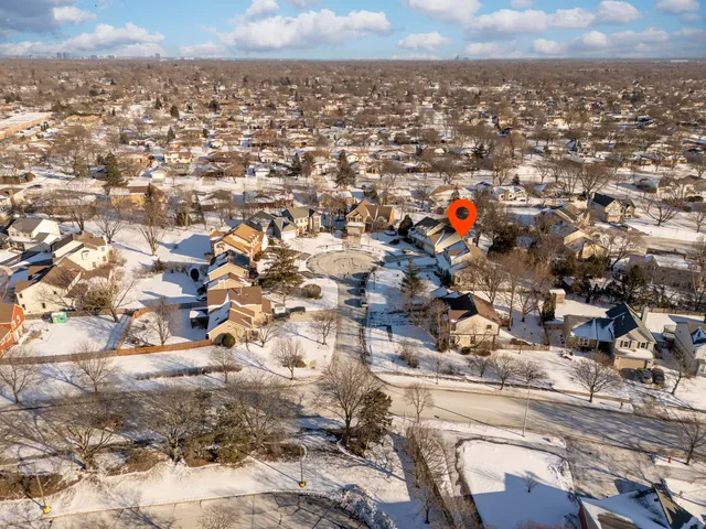 a picture of a bench in a white house