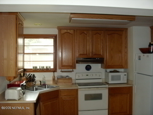4135 Dover Road Jacksonville, FL 32207 - Photo 4 of 5 a kitchen with a stove and a refrigerator