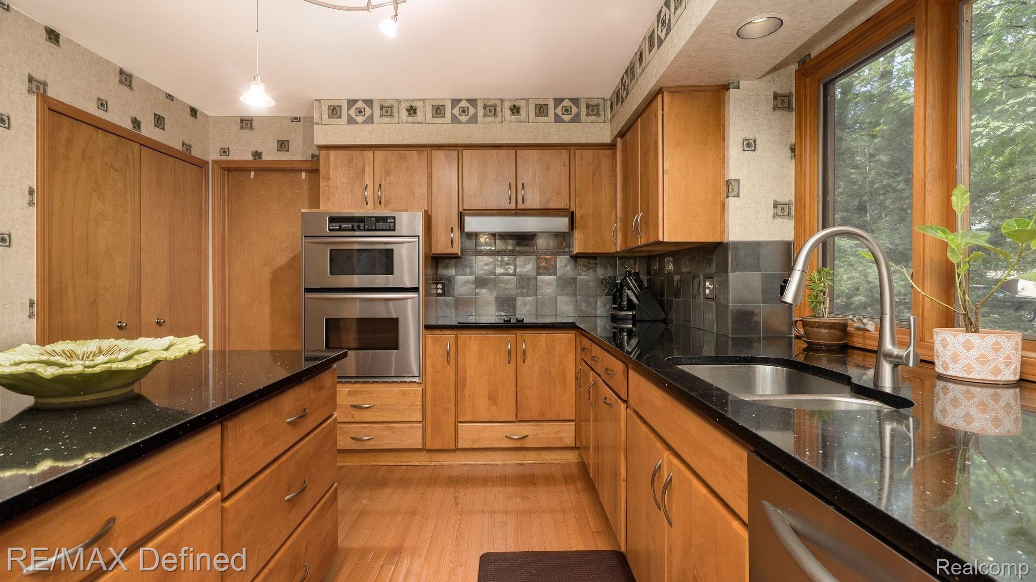 1927 Brookfield Road Rochester, MI 48306 - Photo 16 of 62 16-web-or-mls-1927-Brookfield-Ct-16.jpg