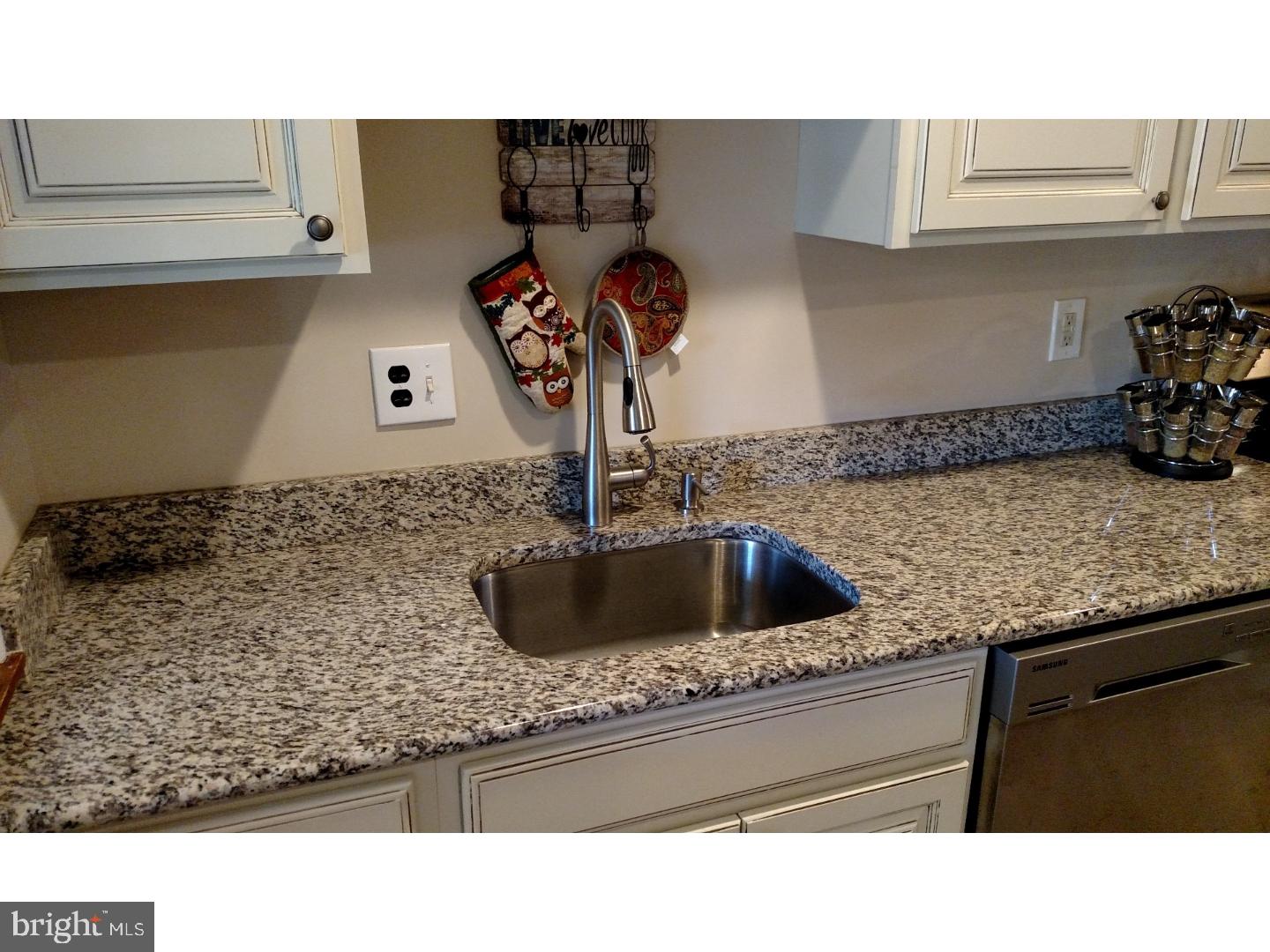18 Convent Road Aston, PA 19014 - Photo 6 of 25 Kitchen