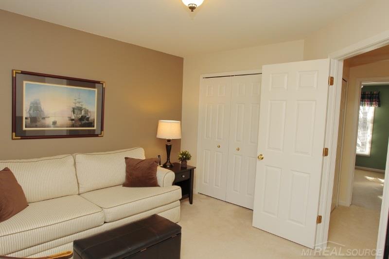 1313 Tulberry Circle Rochester, MI 48306 - Photo 34 of 38 31269943-35.JPG