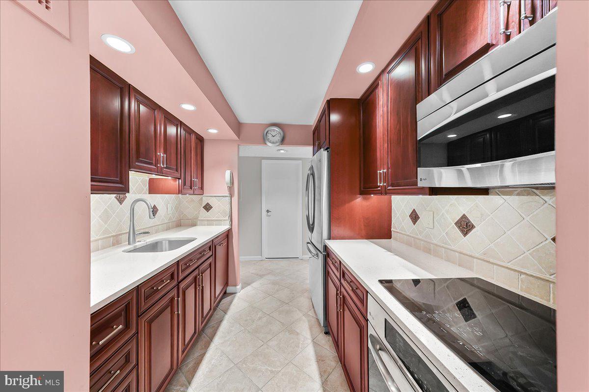 800 Avondale Road, Unit 3K Wallingford, PA 19086 - Photo 5 of 30 Kitchen