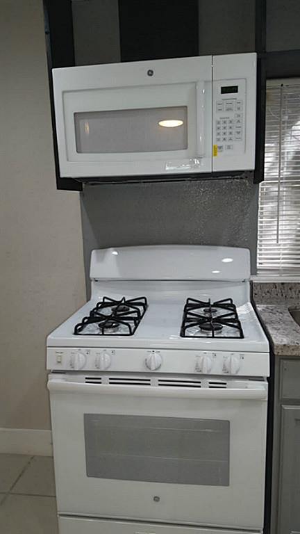 2021 West Main Street, Unit A Houston, TX 77098 - Photo 13 of 20 Gas Cooking Range & Microwave.