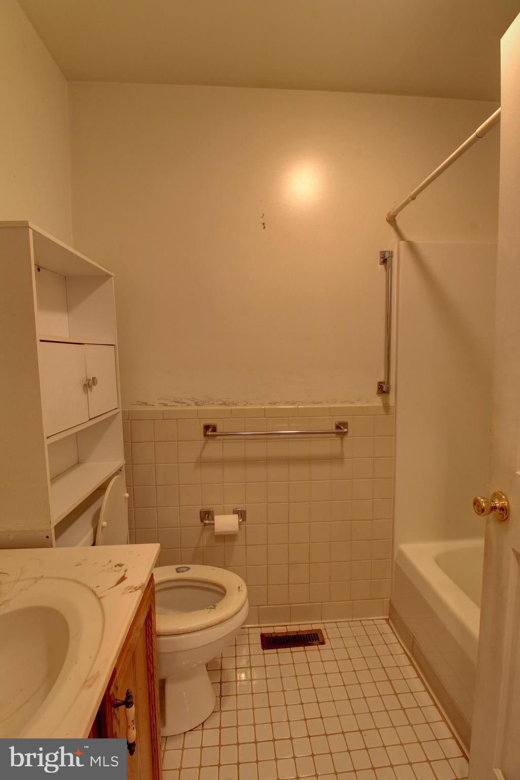 669 Gid Brown Hollow Road Washington, VA 22747 - Photo 16 of 54 Hallway bathroom