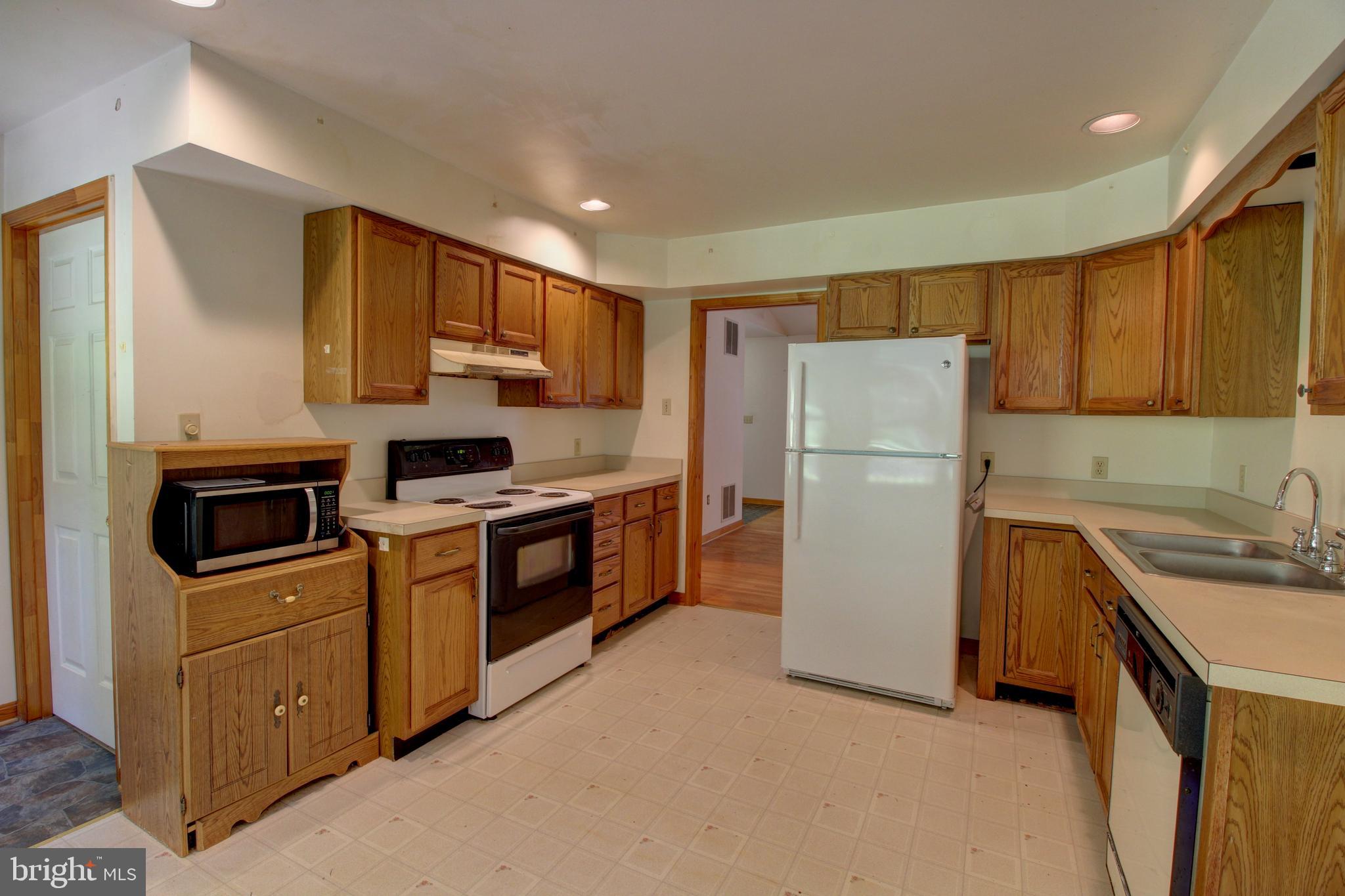 669 Gid Brown Hollow Road Washington, VA 22747 - Photo 3 of 54 Spacious kitchen-plenty of cabinet and countertops