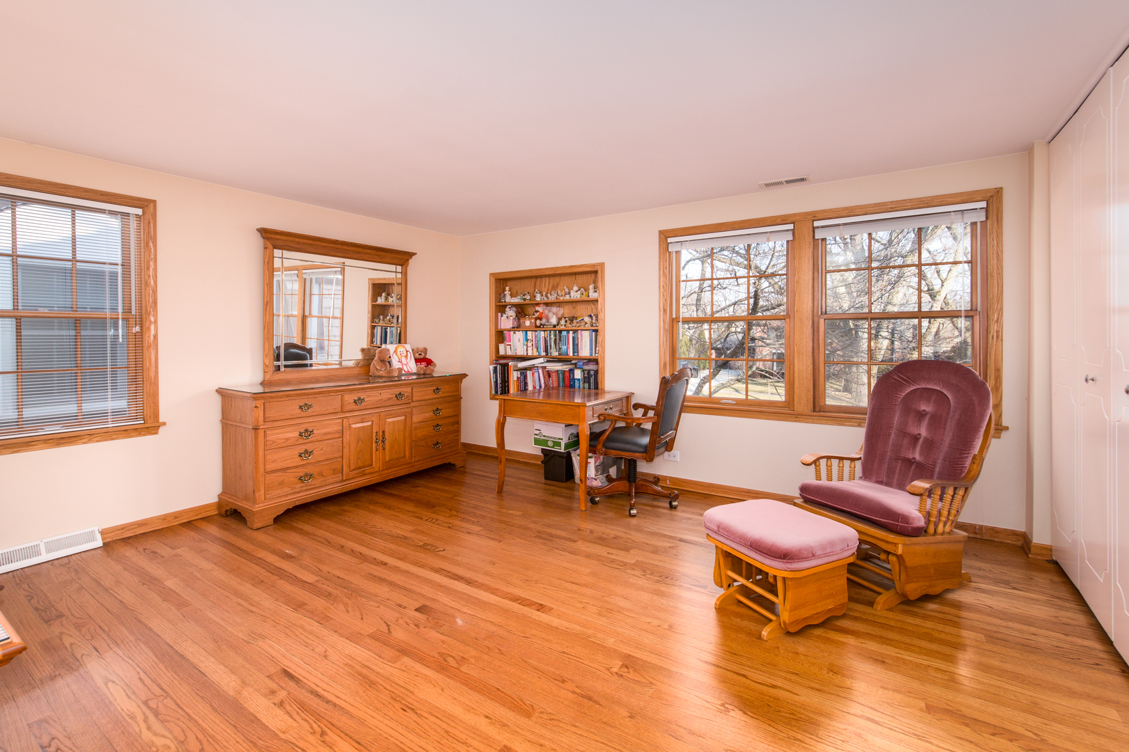 812 South Seminary Avenue Park Ridge, IL 60068 - Photo 20 of 35 a living room with furniture and a wooden floor