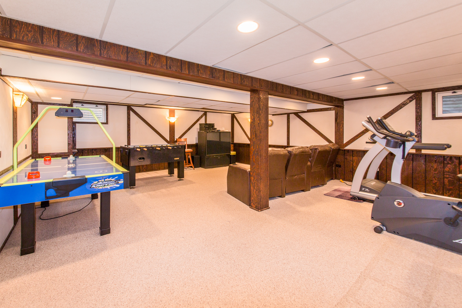 812 South Seminary Avenue Park Ridge, IL 60068 - Photo 30 of 35 a view of a room with wooden floor and furniture
