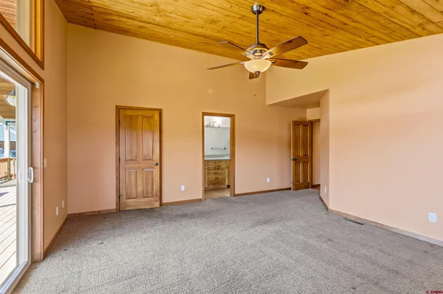 a view of empty room with a ceiling fan