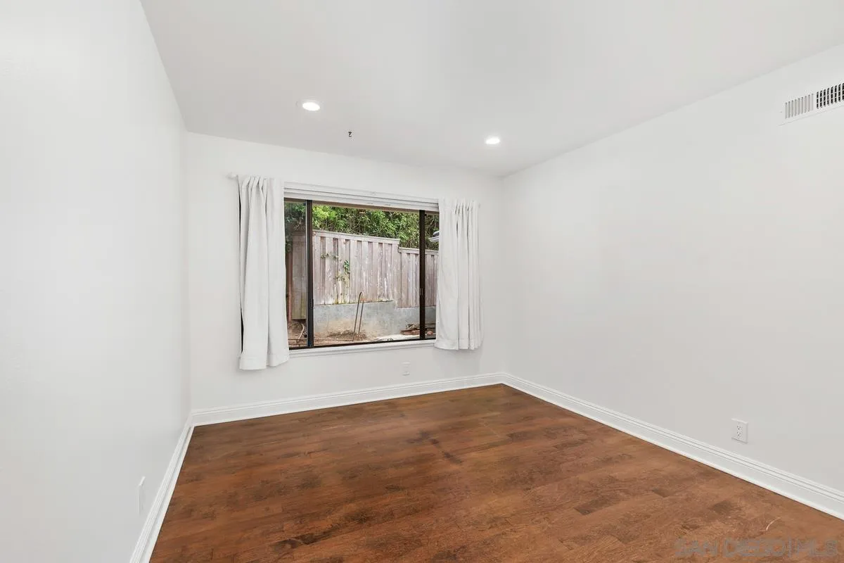 6229 La Jolla Mesa Drive La Jolla, CA 92037 - Photo 21 of 39 an empty room with a window