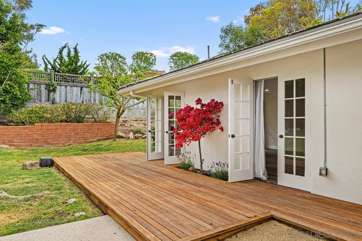 6229 La Jolla Mesa Drive La Jolla, CA 92037 - Photo 29 of 39 a view of a backyard with a garden