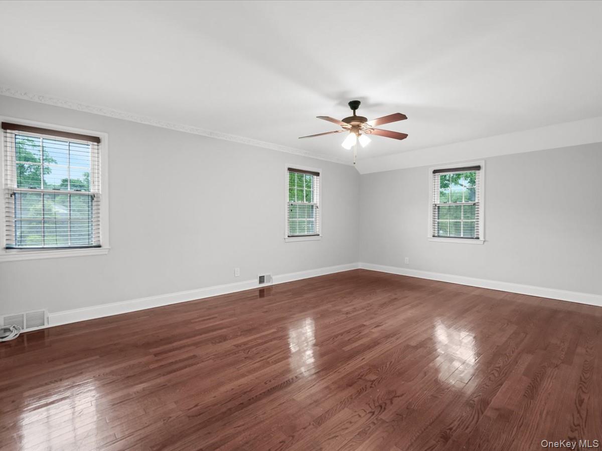 17 Pinewood Road Manhasset, NY 11030 - Photo 19 of 45