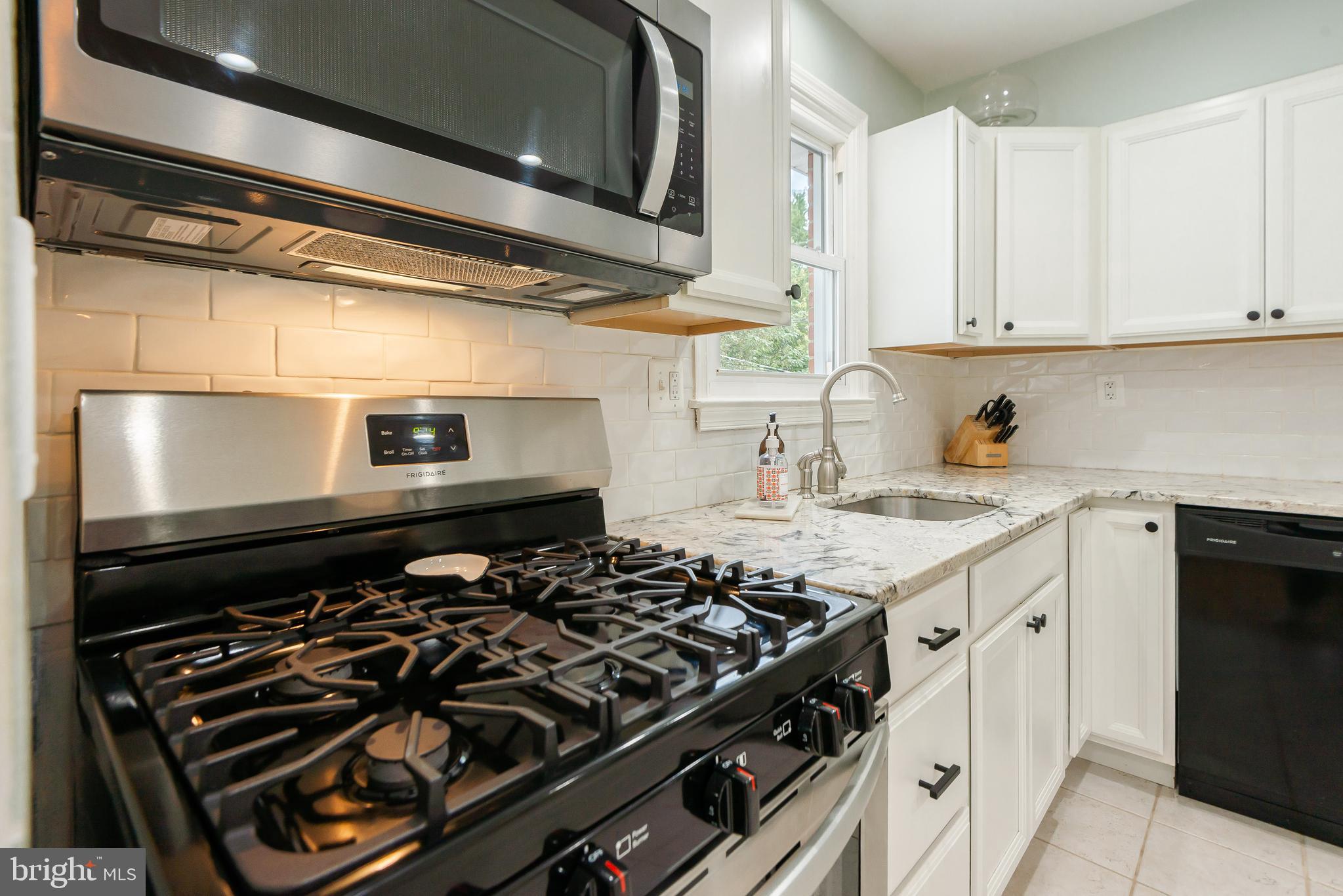 14 Ridgefield Road Lutherville-Timonium, MD 21093 - Photo 12 of 48 Gas cooking kitchen