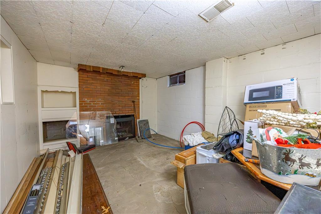 1194 Donnellville Road Natrona Heights, PA 15065 - Photo 15 of 20 a room with gym equipment