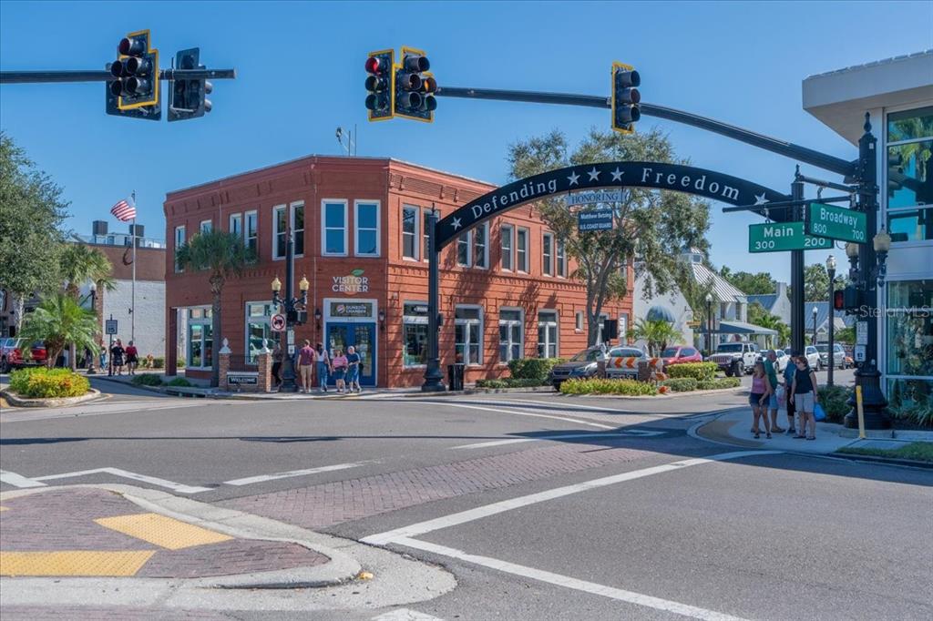 821 Patricia Avenue, Unit 202 Dunedin, FL 34698 - Photo 33 of 37 a front view of a building with street view