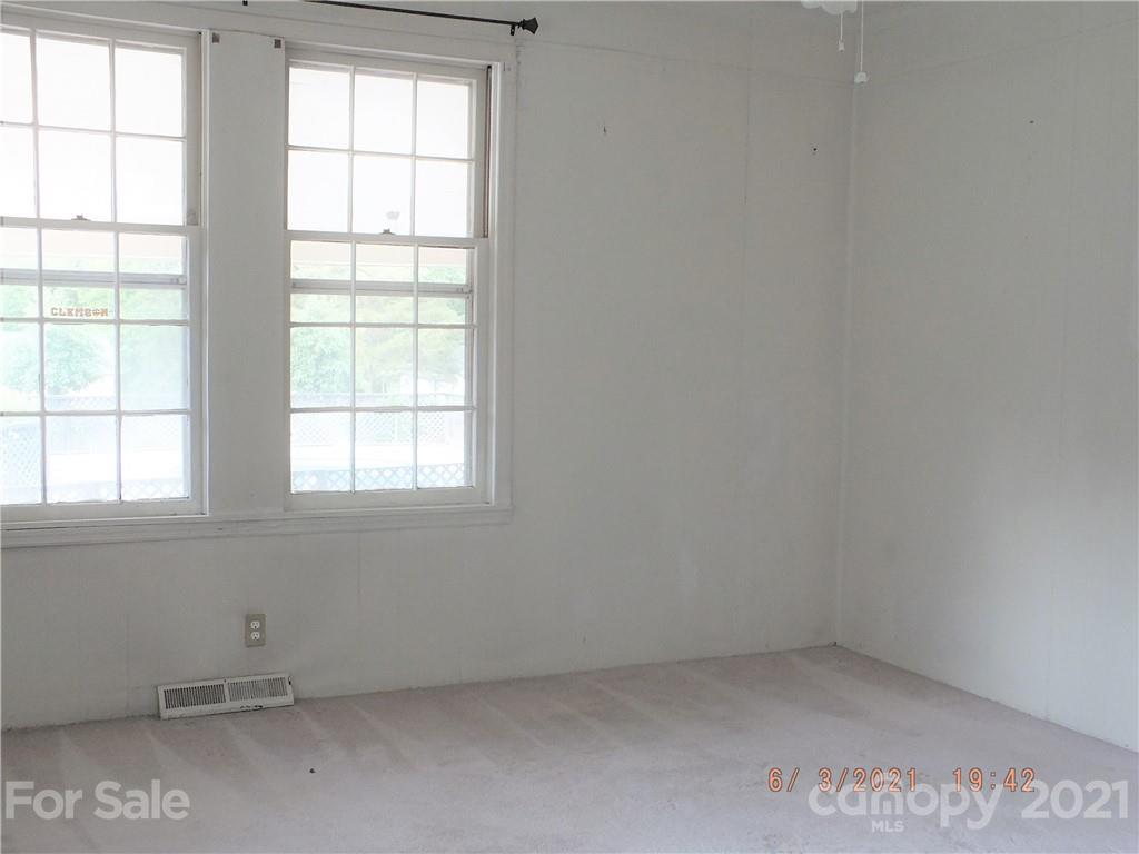 1473 Old Landsford Road Lancaster, SC 29720 - Photo 24 of 29 an empty room with a window