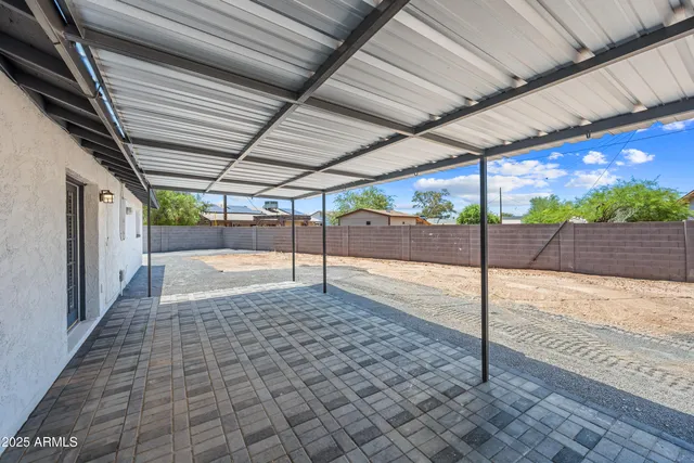 a view of a backyard