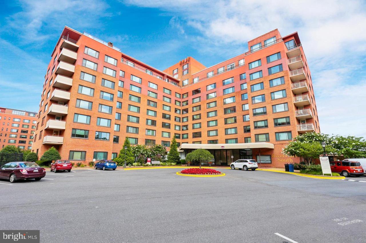 1011 Arlington Boulevard, Unit 930 Arlington, VA 22209 - Photo 23 of 42 a city street with tall buildings and a yard