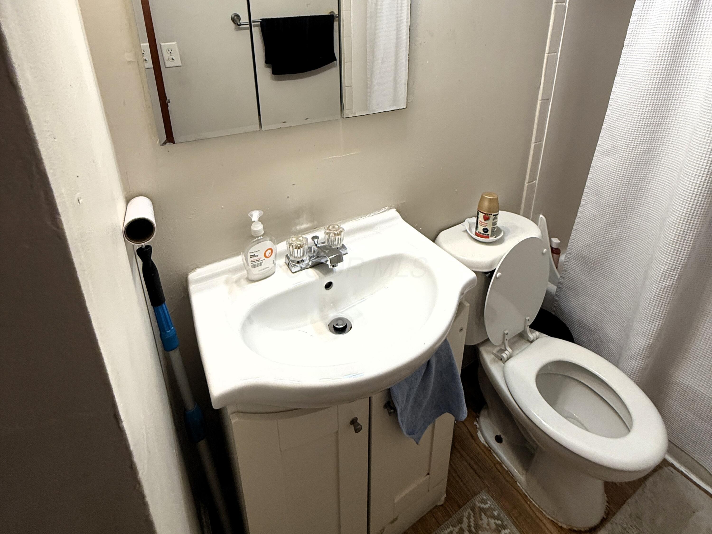 4645 Sandy Lane Road, Unit AD Columbus, OH 43224 - Photo 8 of 44 A - Bathroom