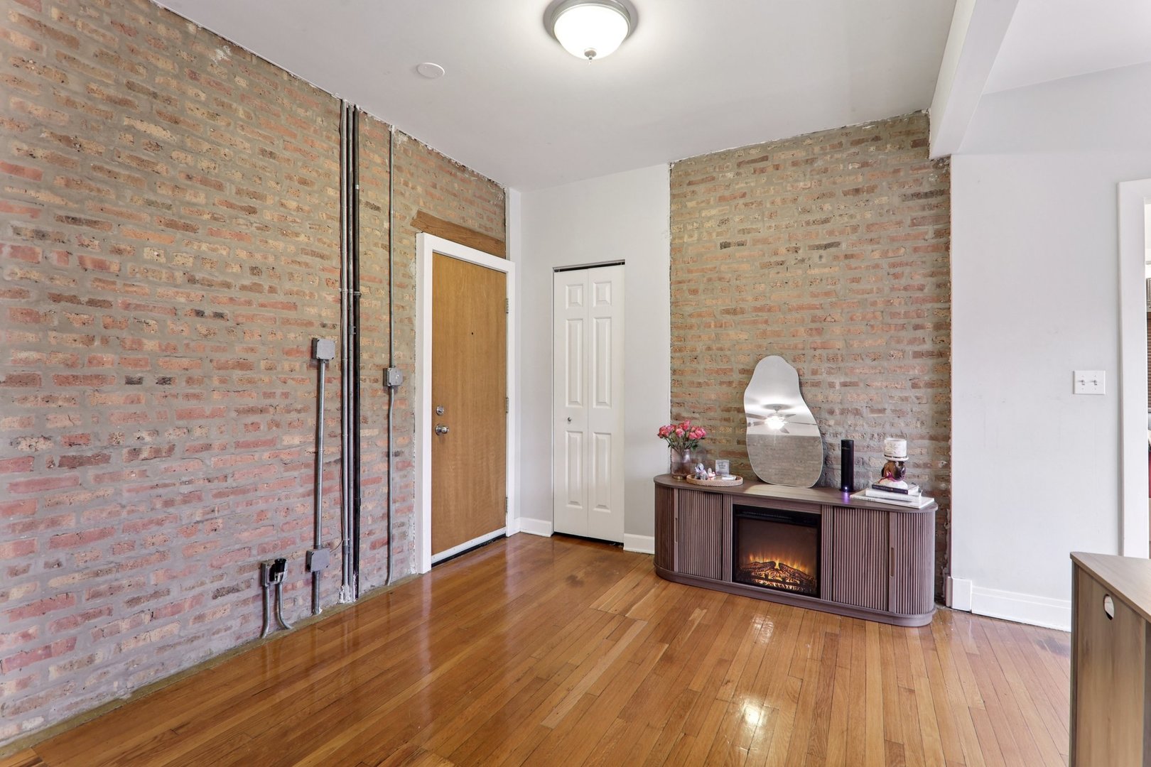 7023.5 North Sheridan Road, Unit 3S Chicago, IL 60626 - Photo 2 of 19 a view of a kitchen with wooden floor and electronic appliances