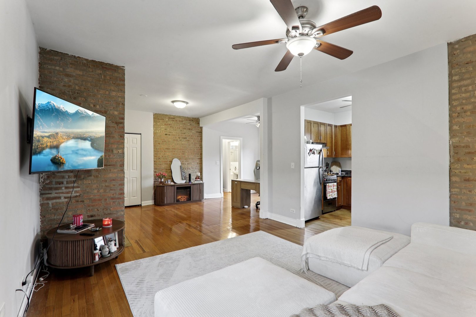 7023.5 North Sheridan Road, Unit 3S Chicago, IL 60626 - Photo 6 of 19 a living room with furniture and a flat screen tv