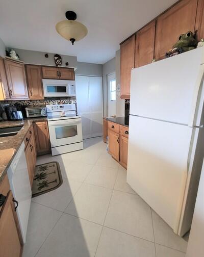6699 Northwest 2nd Avenue, Unit PHI Boca Raton, FL 33487 - Photo 4 of 33 a kitchen with a refrigerator and a stove