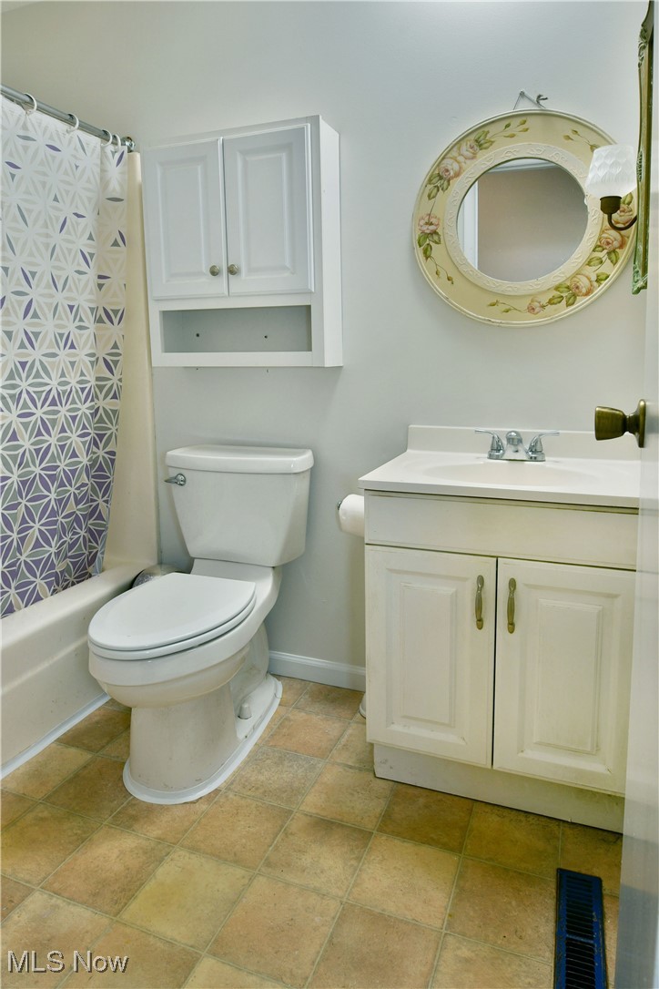 234 Howland Wilson Road Northeast Warren, OH 44484 - Photo 15 of 37 Full bath with vanity and shower / bath combo